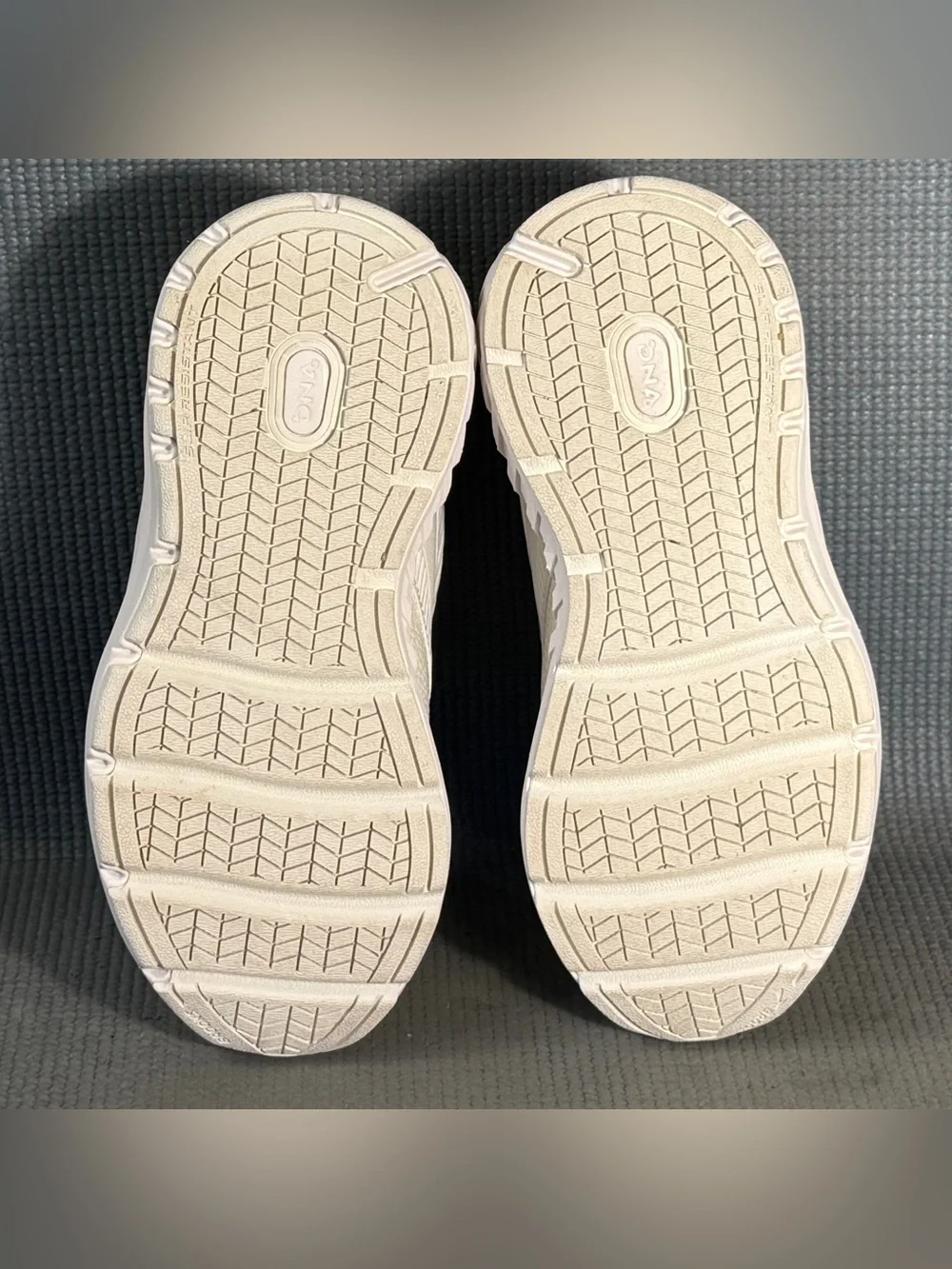 Brooks Addiction Walker V-Strap 2 White Sneakers Women’s Size 7